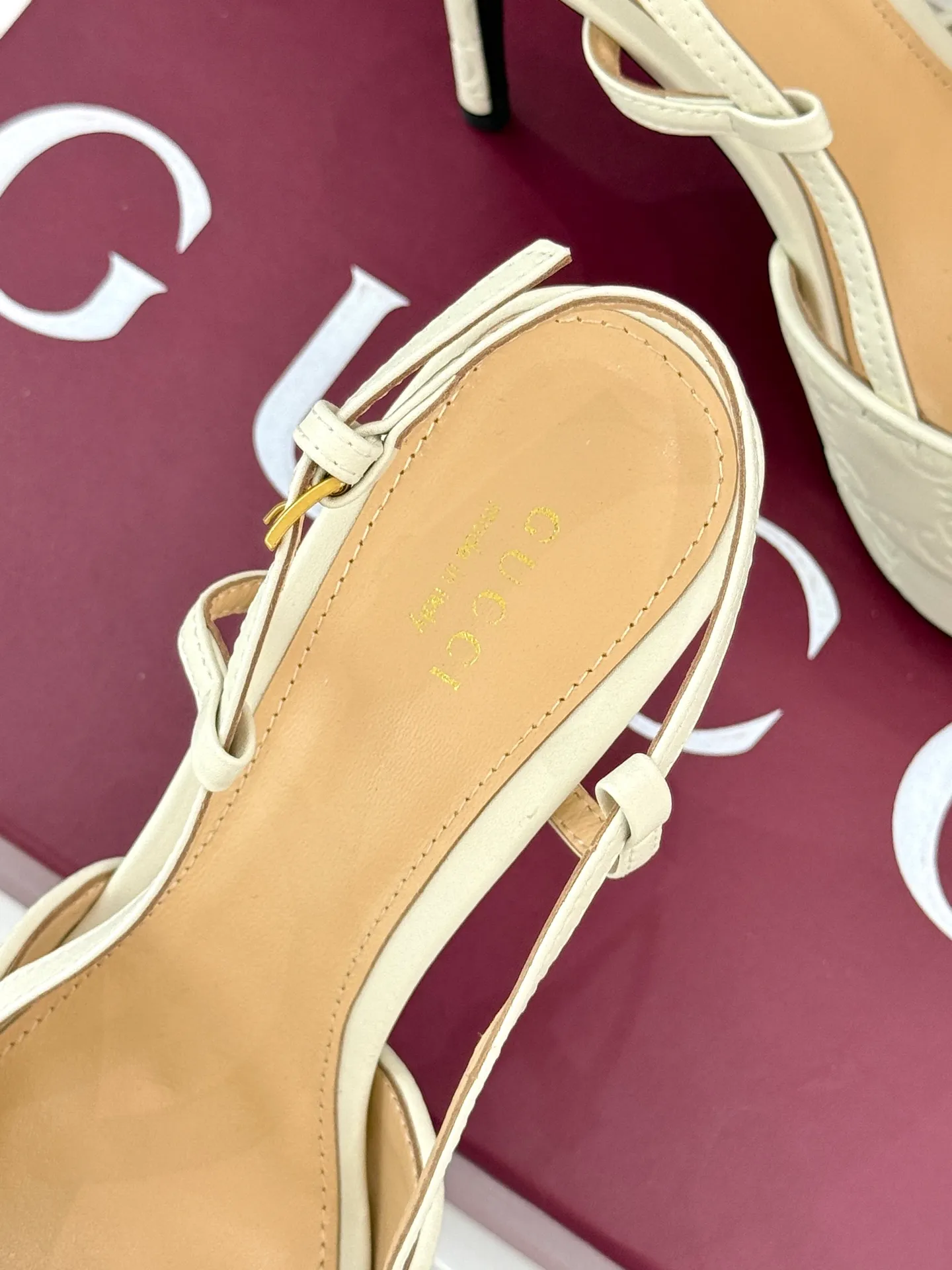 👟👟Ex-factory price 680👟👟 Gucci/Gucci classic horsebit pointed-toe platform high-heeled sandals, which perfectly integrate classic elements and fashionable design. These sandals are decorated with the iconic horsebit. The metallic horsebit embellishes the upper, exuding a strong retro style and highlighting the brand heritage. The design of the waterproof platform and the high heel complement each other. The 9.5 cm high heel and the 2 cm waterproof platform can effectively reduce the pressure on the foot while elongating the leg line, making walking more stable. The adjustable ankle buckle design is not only easy to put on and take off, but can also be adjusted according to personal foot shape to ensure a comfortable fit. Whether paired with an elegant dress for formal occasions or paired with simple trousers to create a fashionable street style, these sandals can be easily worn, adding a touch of color to the overall look and showing the wearer's unique taste and fashion attitude. The fabric is made of original customized calfskin, the inner pads are all sheepskin, and the genuine leather outsole imported from Italy size: 35-39 (40/41/42 customized)